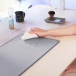 Logitech Desk Mat Mid Grey – Tappetino Scrivania 700 × 300 mm, Tessuto Riciclato, Base Antiscivolo, Grigio - immagine 7