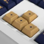 HYTE Hoshimachi Suisei Keycap e Desk Pad Bundle – Set Ufficiale VTuber, Keycap PBT Cherry + Desk Pad 900 × 400 mm, Early Bird - immagine 10