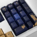 HYTE Hoshimachi Suisei Keycap e Desk Pad Bundle – Set Ufficiale VTuber, Keycap PBT Cherry + Desk Pad 900 × 400 mm, Early Bird - immagine 9